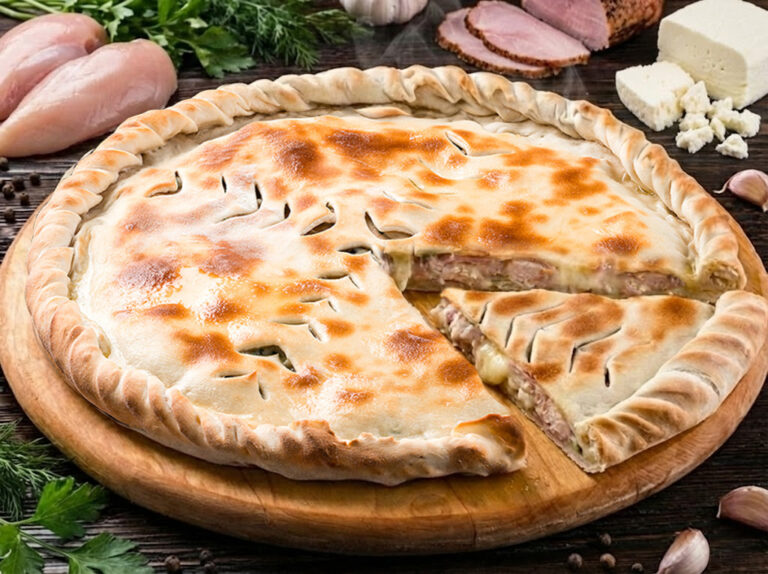 Пирог с курицей, ветчиной и сыром